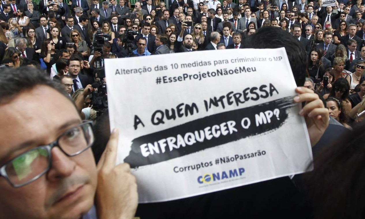 Os manifestantes seguram cartazes onde se lê: “a quem interessa enfraquecer o MP?” Foto: Givaldo Barbosa 01/12/2016 / Agência O Globo