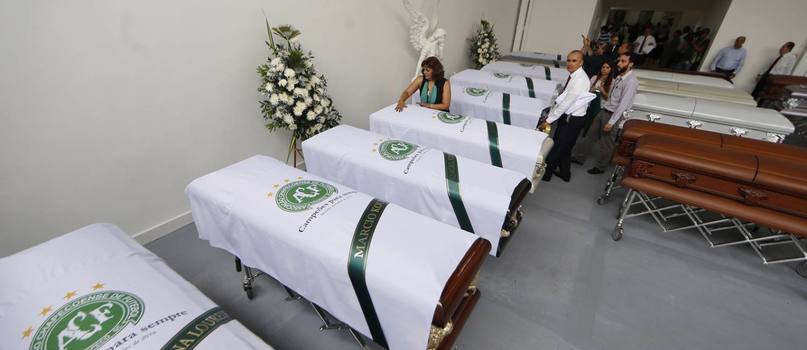 Funerária em Medellín prepara os corpos para o velório Foto: Antonio Scorza/Agência O Globo