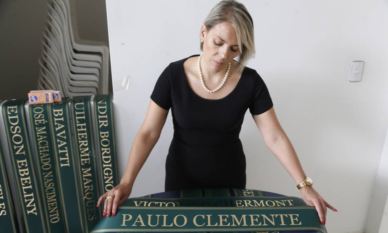 Faixas com os nomes das vítimas foram colocadas para idenficiar os caixões Foto: Antonio Scorza / Agência O Globo