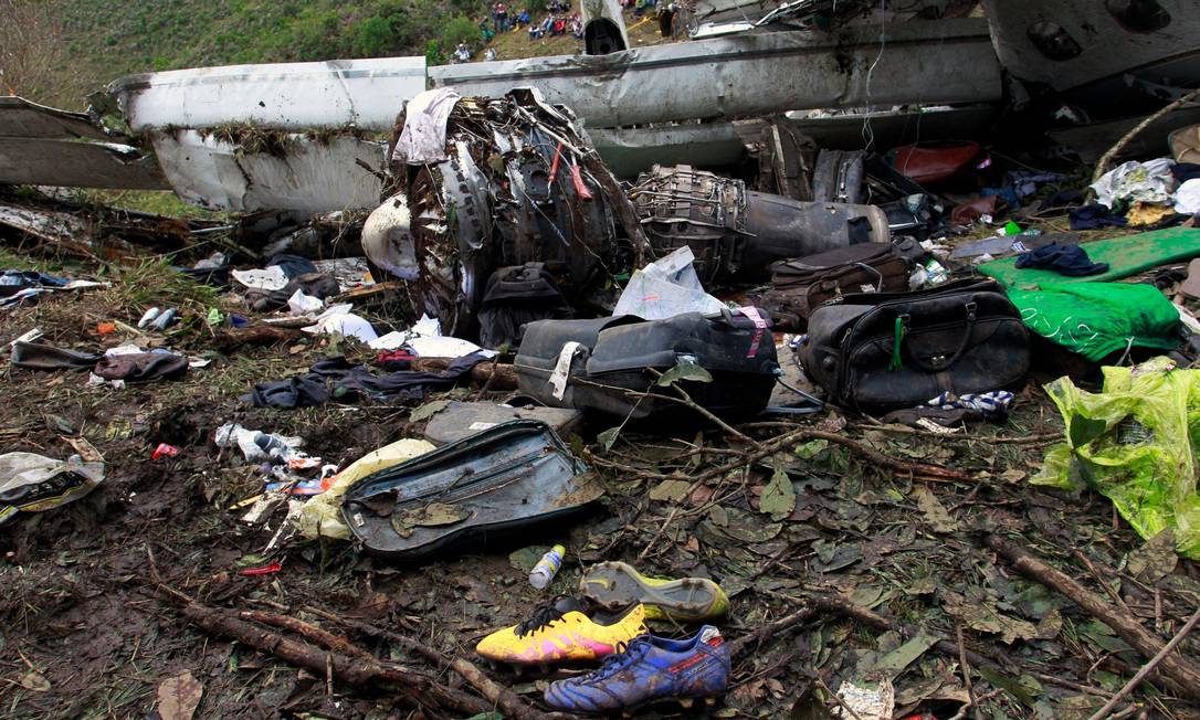 Novas fotos mostram detalhes do local da queda do avião da Chapecoense ...
