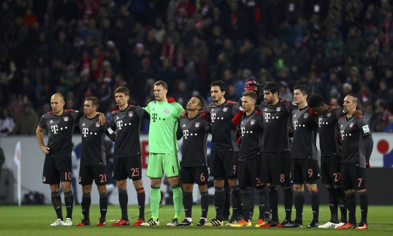 Na Alemanha, os jogadores do Bayern de Munique fizeram um minuto de silêncio antes do jogo contra o Mainz 05, pela Bundesliga Foto: KAI PFAFFENBACH / REUTERS