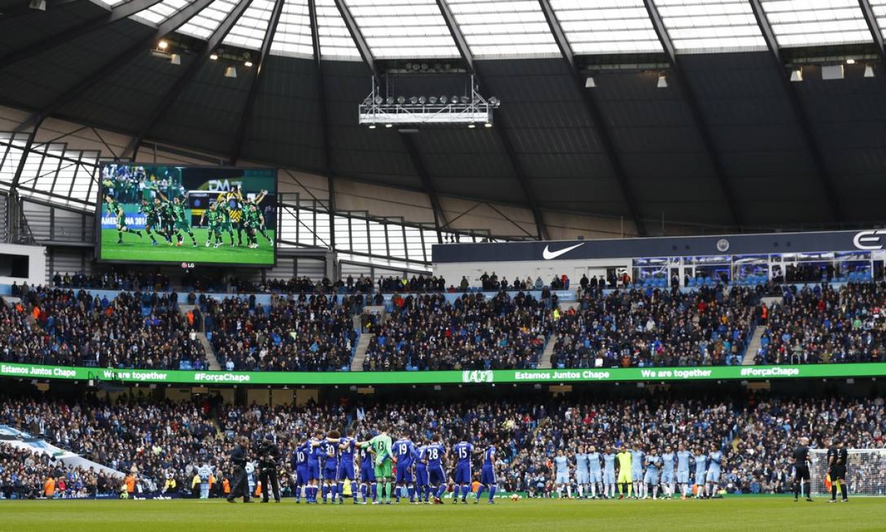 O minuto de silêncio antes do clássico entre Chelsea e Manchester City no Etihad Stadium Foto: Jason Cairnduff / REUTERS