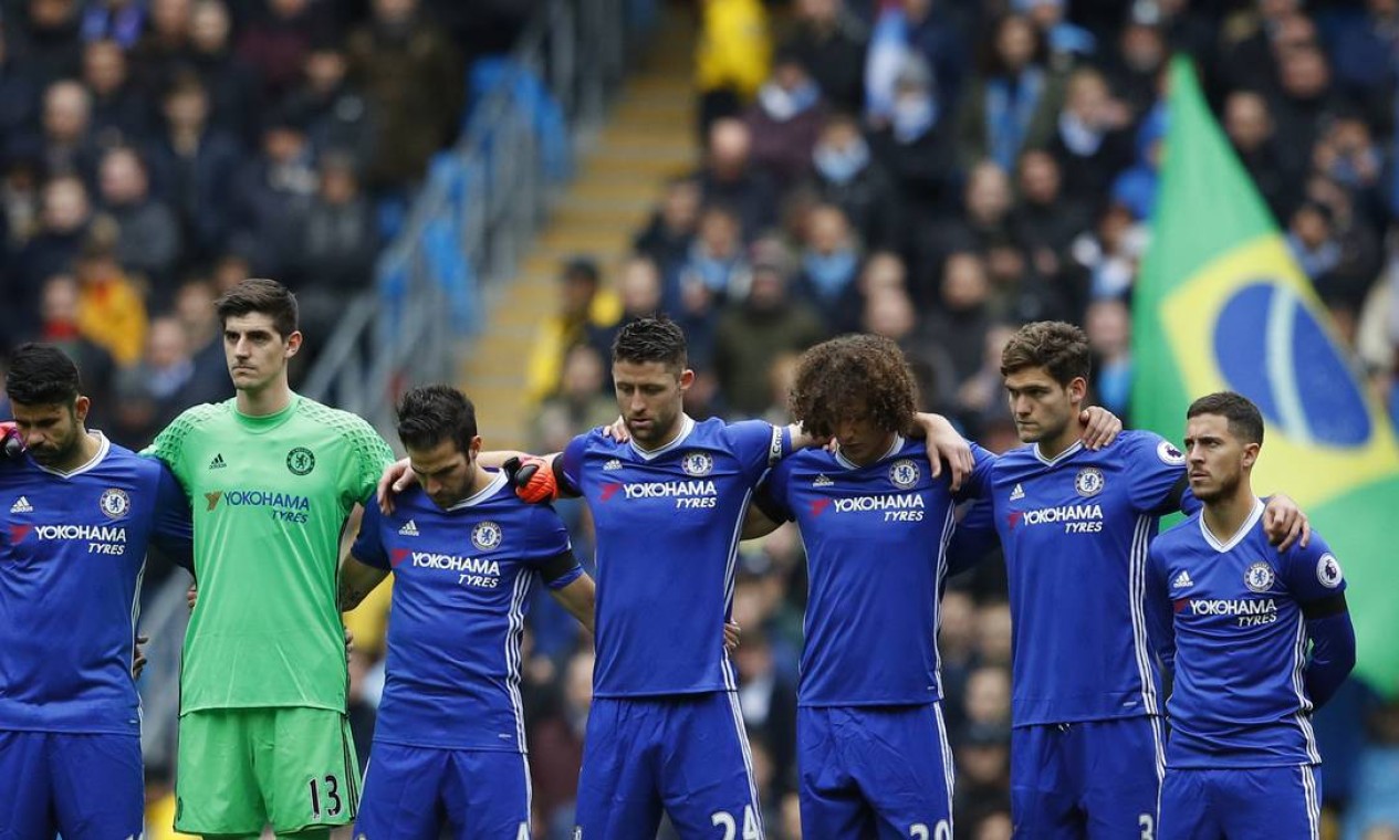 Jogadores do Chelsea respeitando um minuto de silêncio em homenagem aos mortos na queda do avião da Chapecoense Foto: Phil Noble / REUTERS