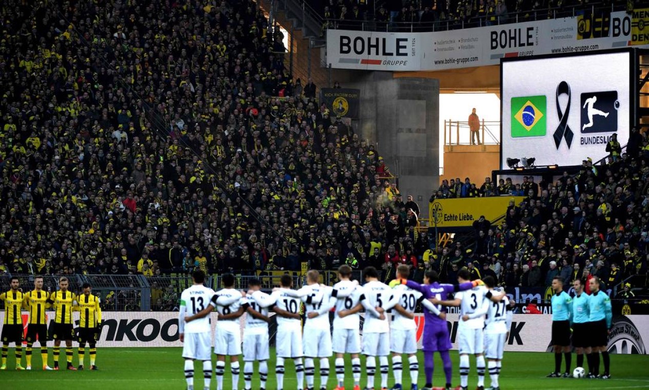 Um minuto de silêncio em homenagem à Chapecoense antes do jogo entre Borussia Dortmund e Borussia Monchengladbach, pelo Campeonato Alemão Foto: PATRIK STOLLARZ / AFP