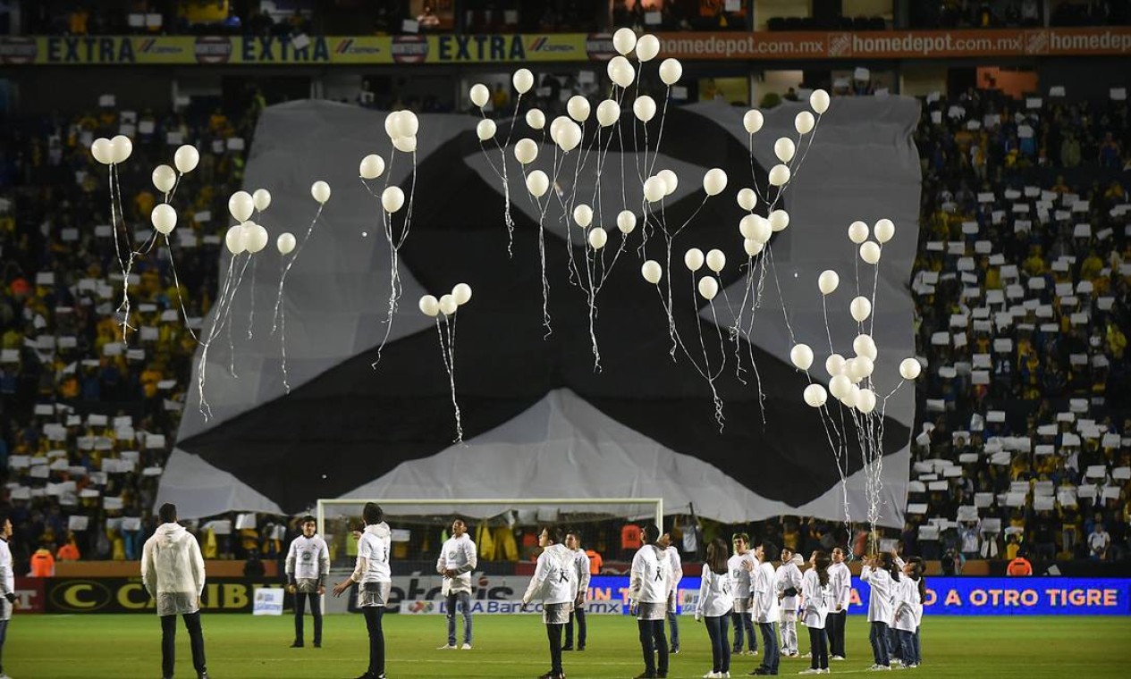 No México, torcedores do Tigres fizeram uma homenagem aos mortos da tragédia em Medellín Foto: JULIO CESAR AGUILAR / AFP