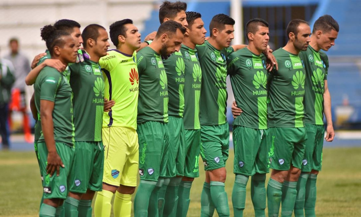 Na Bolívia, os jogadores do Bolívar vestiram uma camisa da Chapecoense durante o minuto de silêncio antes da partida contra o Universitário Foto: Reuters