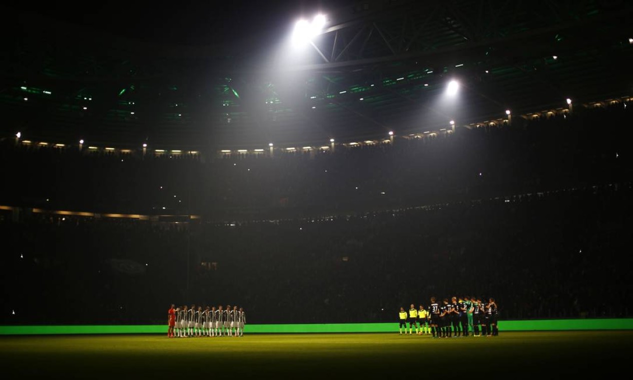 Em Turim, a Juventus fez um minuto de silêncio com as luzes do estádio apagadas antes do jogo contra a Atalanta Foto: MARCO BERTORELLO / AFP