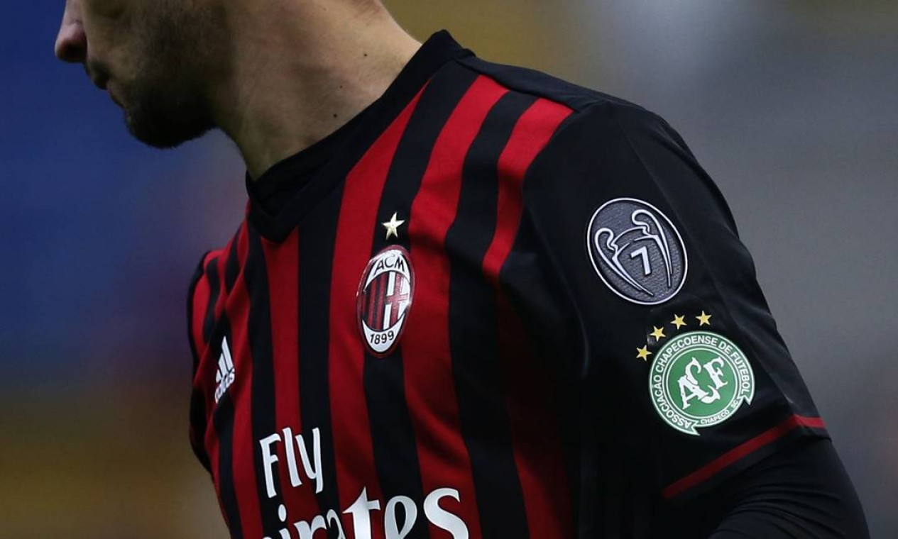 O escudo da Chapecoense na camisa do Milan durante o jogo contra o Crotone, pelo Campeonato Italiano Foto: MARCO BERTORELLO / AFP