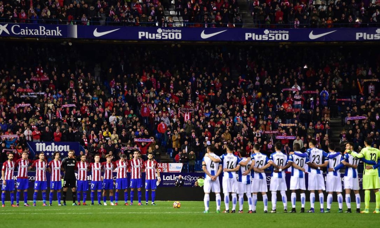 Os jogadores de Atlético de Madrid e do Espanyol fazem um minuto de silêncio em homenagem à Chapecoense Foto: GERARD JULIEN / AFP