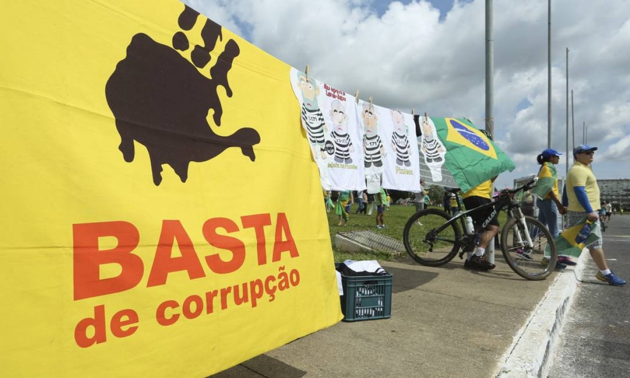 Os atos são a favor das dez medidas contra corrupção, apresentadas pelo MPF e que foram deturpadas ao serem aprovadas na Câmara Foto: Andre Coelho / Agência O Globo