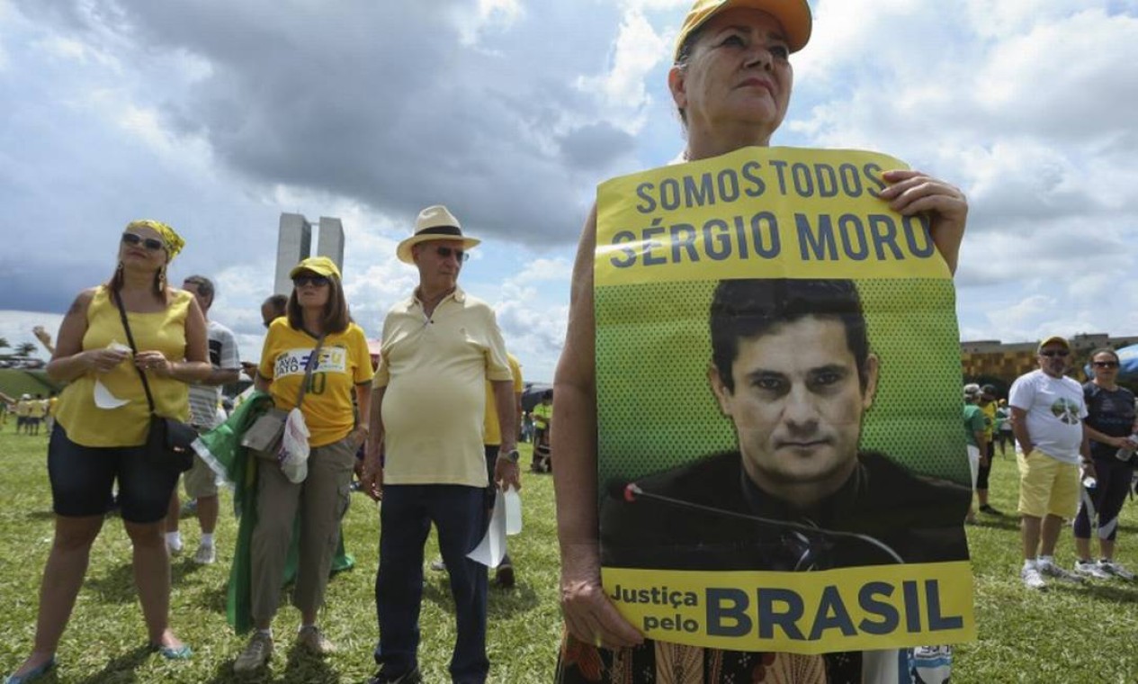 Muitos levaram cartazes do juiz Sérgio Moro Foto: Andre Coelho / Agência O Globo