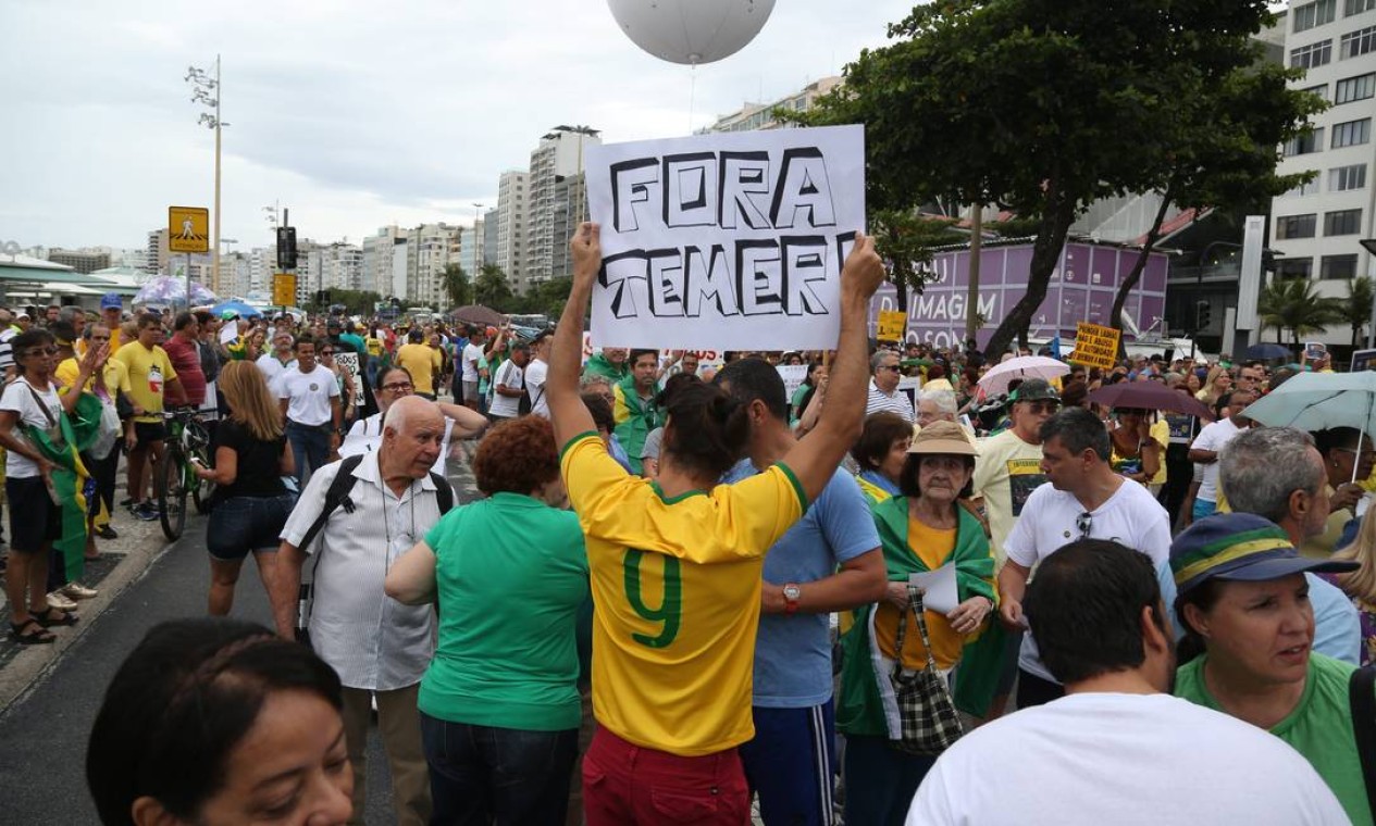 Em Copacabana, participantes também pediram a saída do presidente Michel Temer Foto: Custódio Coimbra / Agência O Globo