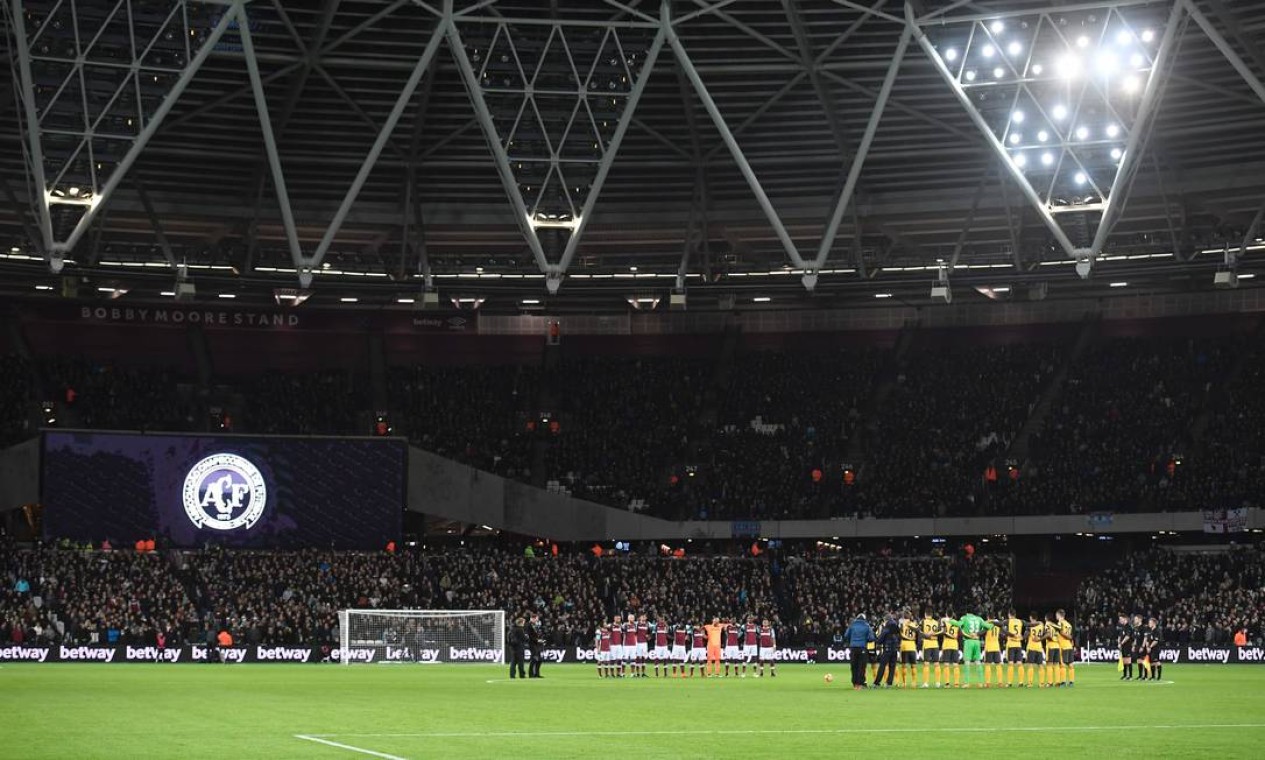 O escudo da Chapecoense no estádio Olímpico de Londres durante o minuto de silêncio antes da partida entre West Ham e Arsenal, pelo Campeonato Inglês Foto: JUSTIN TALLIS / AFP