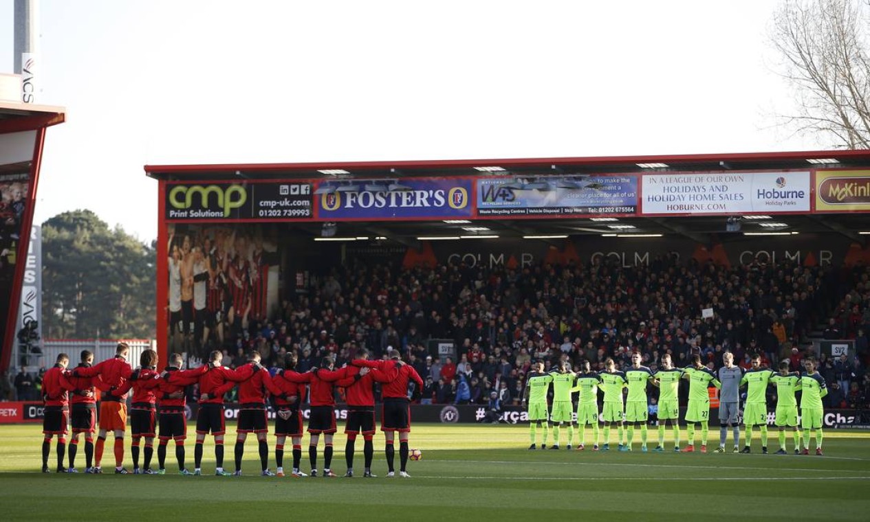 Bournemouth e Liverpool fazem um minuto de silêncio antes da partida pelo Campeonato Inglês Foto: Paul Childs / REUTERS
