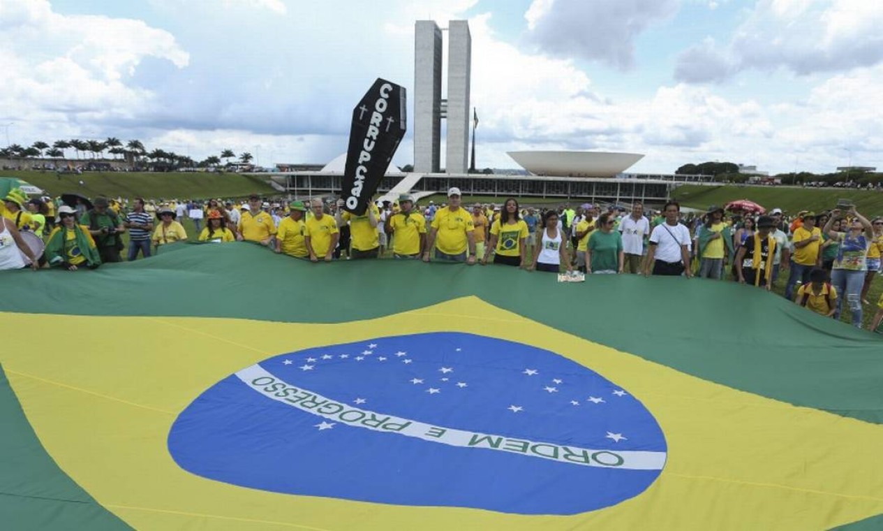 Em Brasilia, o ato foi em frente ao Congresso Foto: Andre Coelho / Agência O Globo