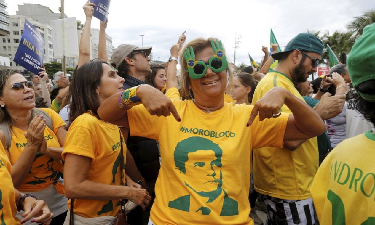 Manifestante usa blusa com rosto do juiz Sérgio Moro Foto: Custódio Coimbra / Agência O Globo