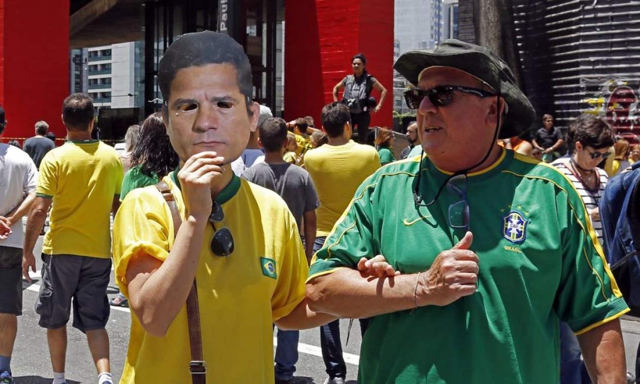 Em São Paulo, manifestantes usaram máscaras de Sérgio Moro Foto: Edilson Dantas / Agência O Globo