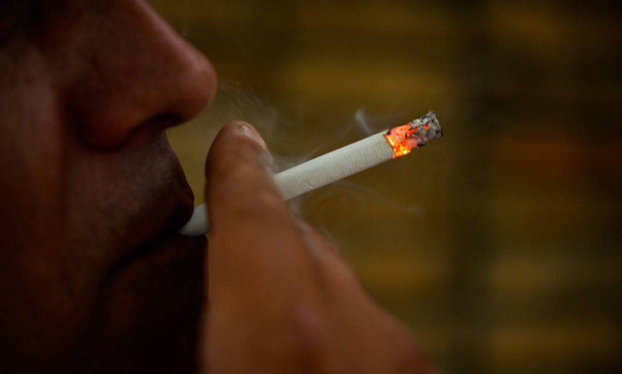 Fumar apenas um cigarro por dia aumenta risco de morte prematura ...