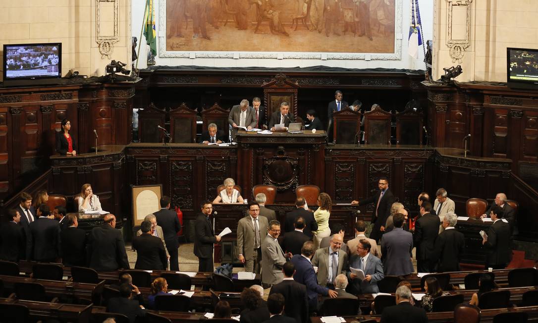 Deputados votam pacote de ajuste fiscal no plenário da Alerj Foto: Pablo Jacob / Agência O Globo