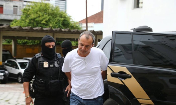 Resultado de imagem para fotos de sergio cabral no camburão da policia