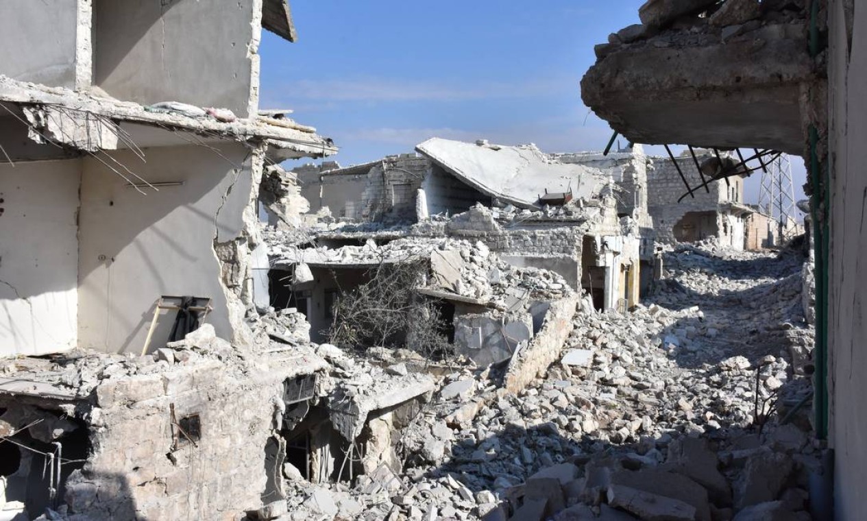 Prédios ficaram destruídos no distrito de Sheikh Saeed, em Aleppo, após retomada pelas forças do regime do presidente sírio, Bashar al-Assad Foto: GEORGE OURFALIAN / AFP