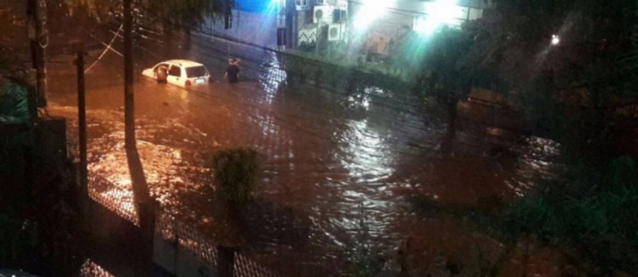 Chuva Forte Causa Alagamentos E Deixa Município Em Estágio De Atenção Jornal O Globo 