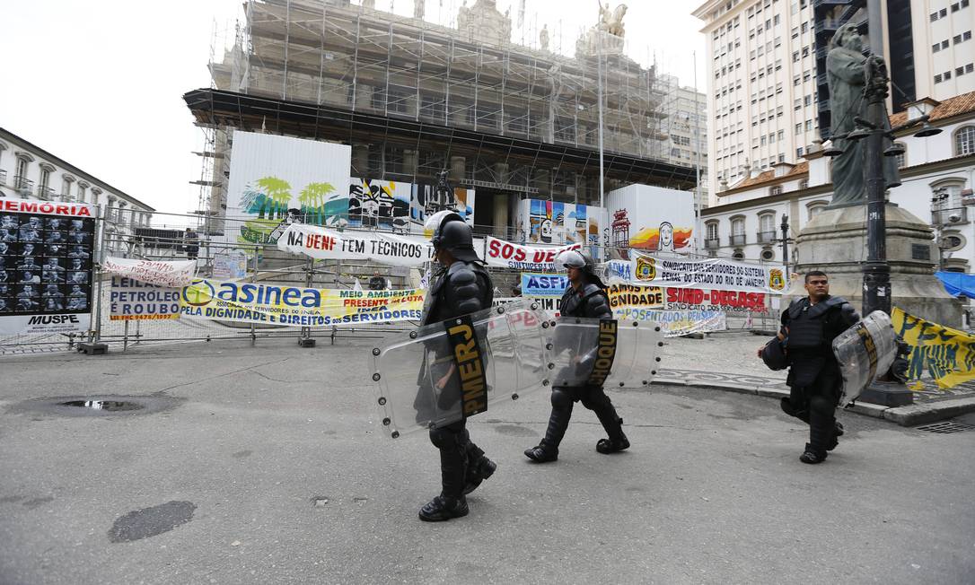 Policiamento nas imediações da Alerj, onde estão sendo discutidos os pacotes de medidas do governo Foto: Pablo Jacob / O Globo