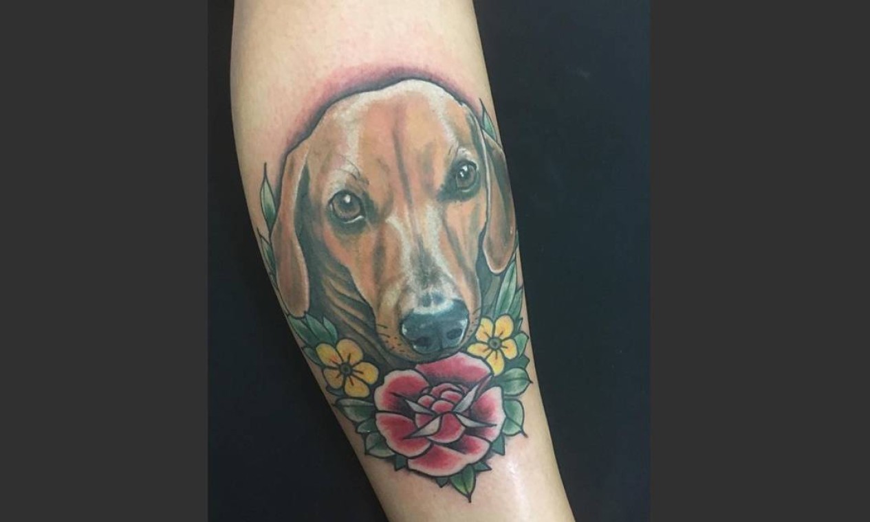 "Toghi é um Dachshund muito inteligente que sofre de ansiedade de separação, como a minha Negg. Durante a tattoo, a cliente e eu dividimos nossas experiências com nossos cães, só quem tem um bichinho que sofre deste mal sabe como é...", diz Fernanda Tenjou, responsável pelo estilo "neo tradicional" desta tatuagem. Foto: Artista: Fernanda Tenjou | Instagram: @fernatenjou