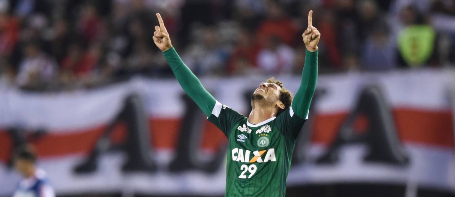 O zagueiro Neto, em foto de 21 de outubro de 2015, festejando após marcar gol pela Chapecoense em jogo da Copa Sul-Americana daquele ano Foto: EITAN ABRAMOVICH / AFP