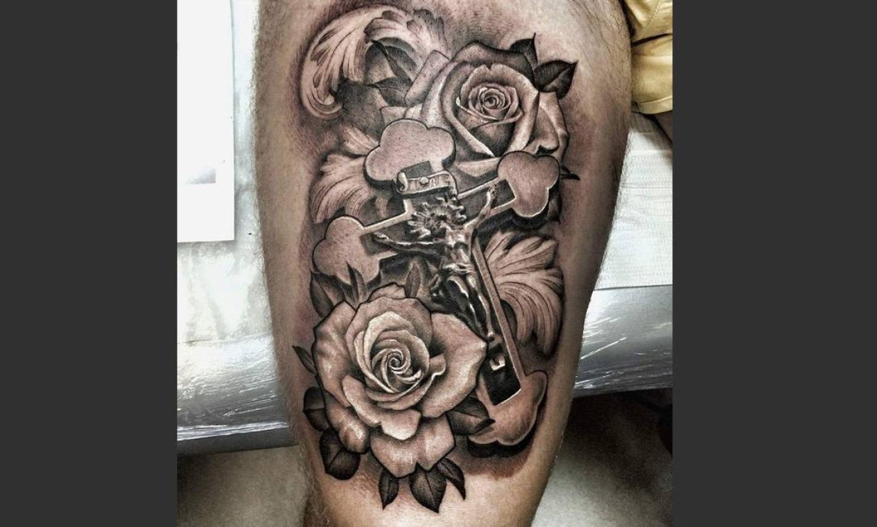 "Curti muito fazer essa tattoo porque foi um momento de reconhecimento do meu trabalho. Antes eu sempre fazia tattoos menores, comerciais, porque estavam conhecendo melhor meu estilo e meus trabalhos. Esta foi a primeira tatuagem que me pediram dentro do meu estilo. A ideia foi de um tatuador que é minha referência desde moleque, um cara com quem aprendi muito", explica Nelsinho Maciel, do estúdio Skin Carved. Foto: Artista: Nelson Maciel | Instagram: @nelsinhotattoo