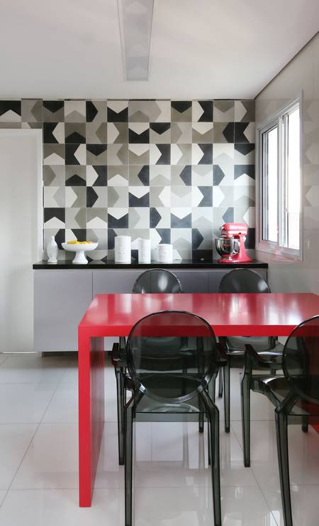 No projeto da MN Arquitetura + Interiores, o clássico preto e branco ganham a vivacidade do vermelho da mesa e de eletrodomésticos na mesma cor Foto: Divulgação