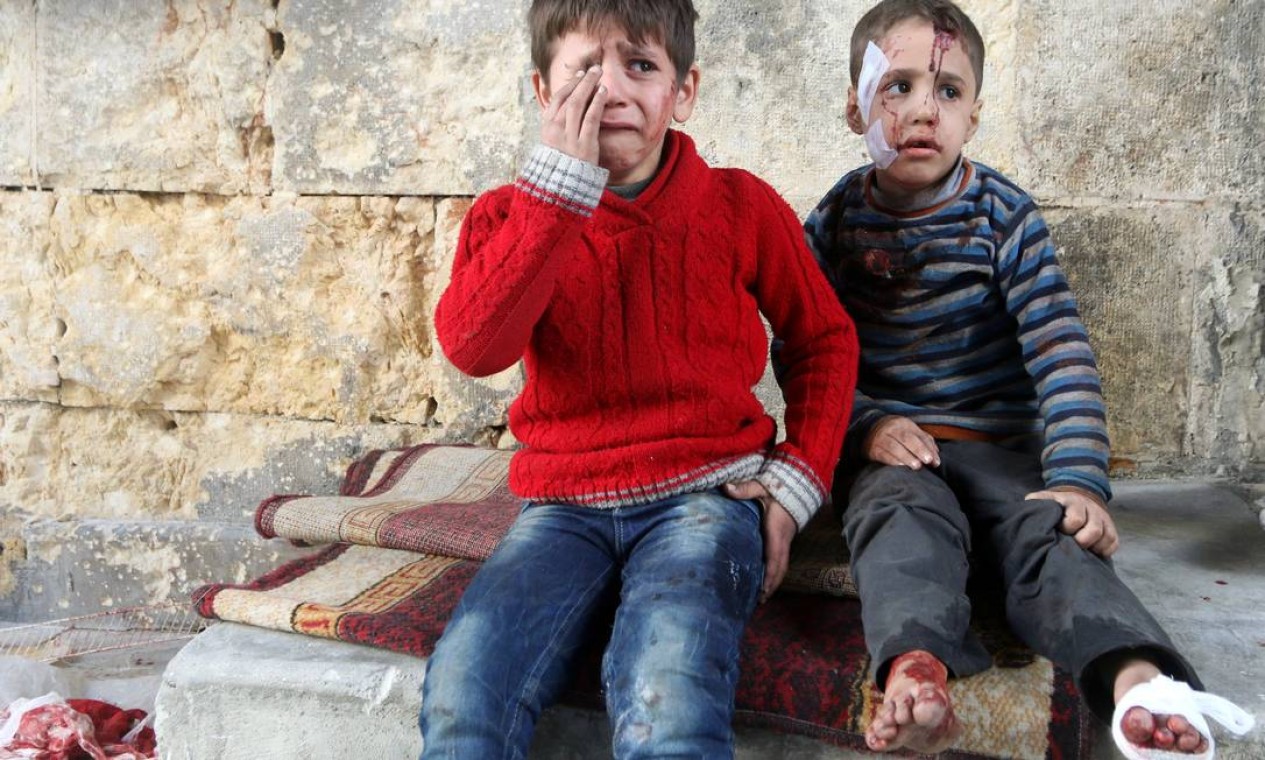 Crianças choram em hospital depois de terem sido atingidas por bomberdeios em áreas controladas por insurgentes de Aleppo; dezenas de milhares de civis já fugiram da cidade Foto: ABDALRHMAN ISMAIL / REUTERS