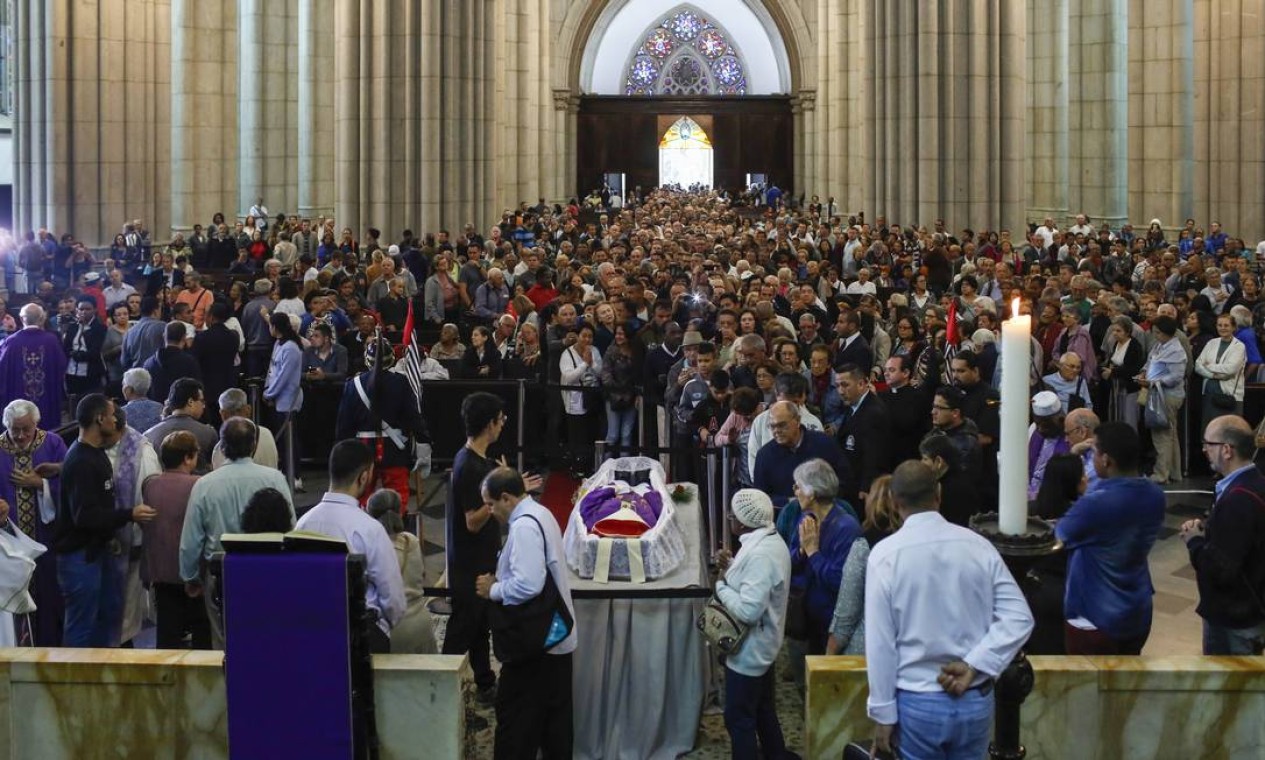 Milhares de pessoas prestam homenagem ao acebispo emérito de São Paulo Foto: Edilson Dantas / Agência O Globo