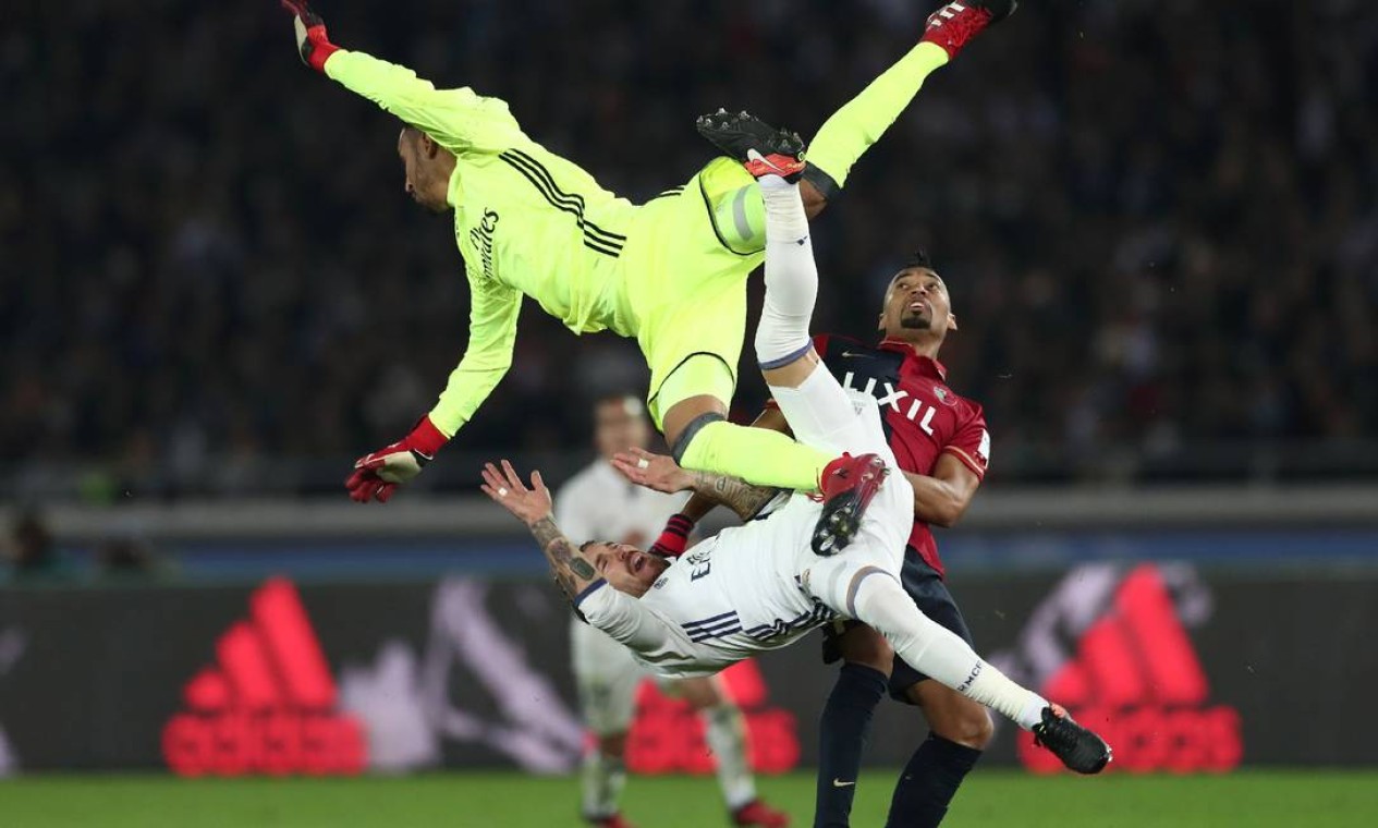 O goleiro do Real Madrid, Keylor Navas sai no alto, num salto acrobático, para impedir que a bola chegue ao brasileiro Fabrício no ataque do Kashima Antlers na final do Mundial de Clubes da Fifa Foto: BEHROUZ MEHRI / AFP