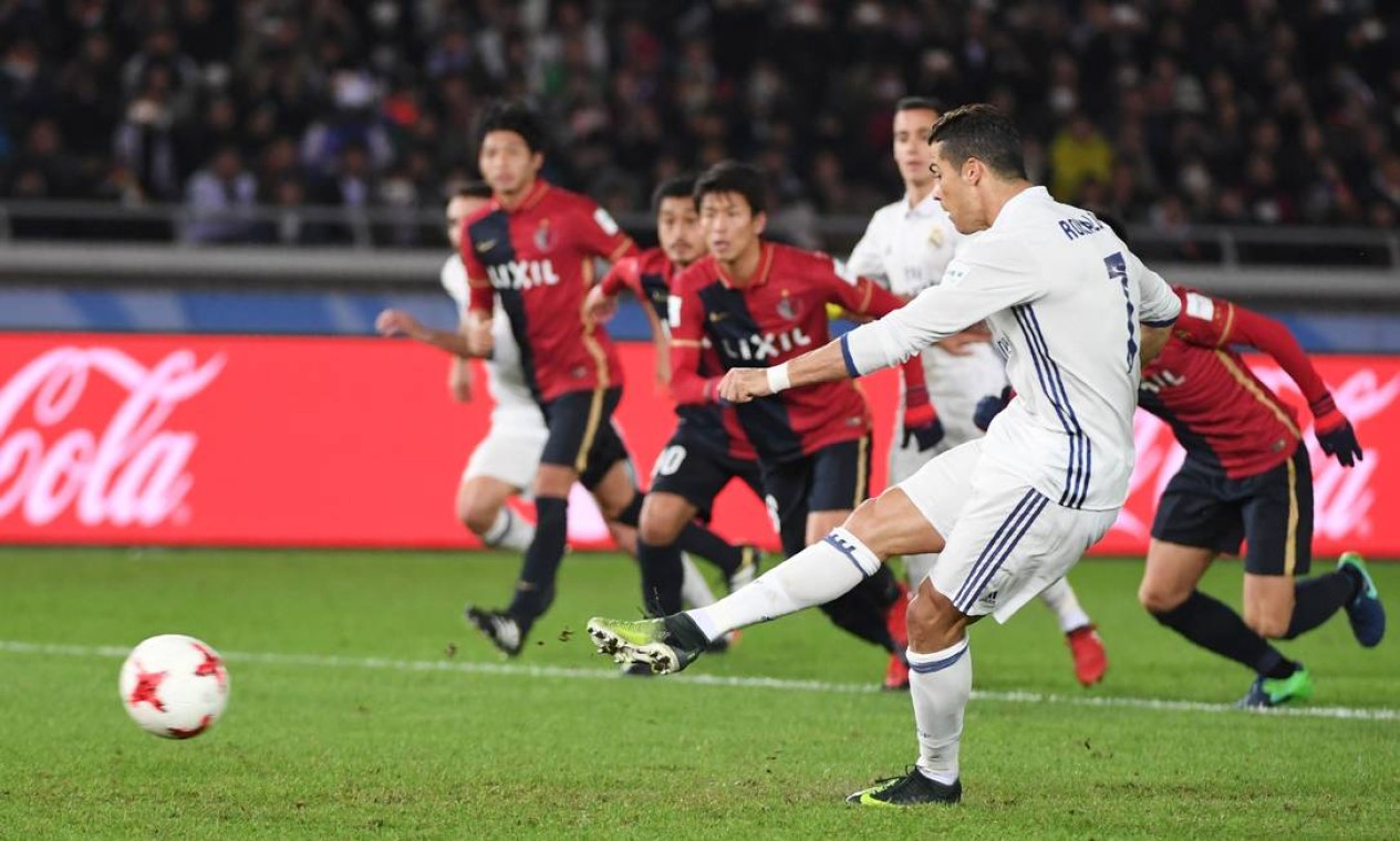 Cristiano Ronaldo bate o pênalti e empata o jogo para o Real Madrid contra o Kashima Antlers: 2 a 2 Foto: TOSHIFUMI KITAMURA / AFP