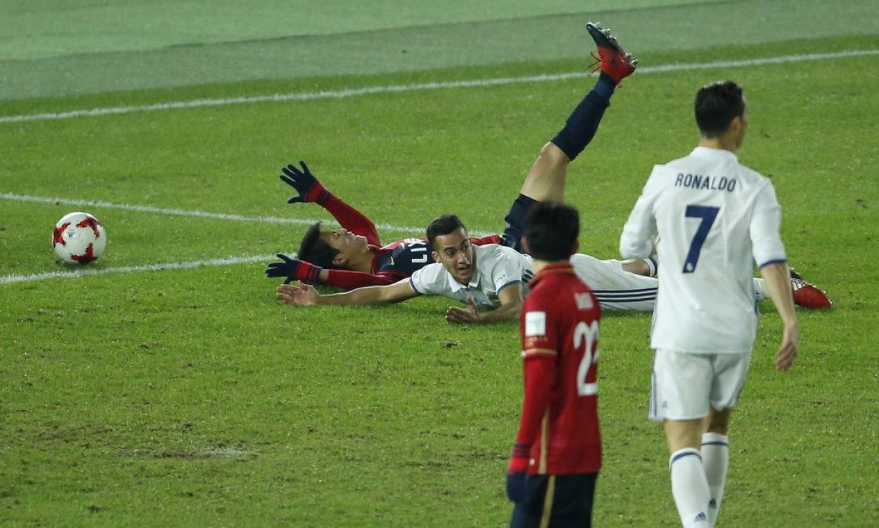 Lucas Vazquez, no chão, olha para o árbitro e pede pênalti, que foi marcado Foto: Reuters / Issei Kato / REUTERS