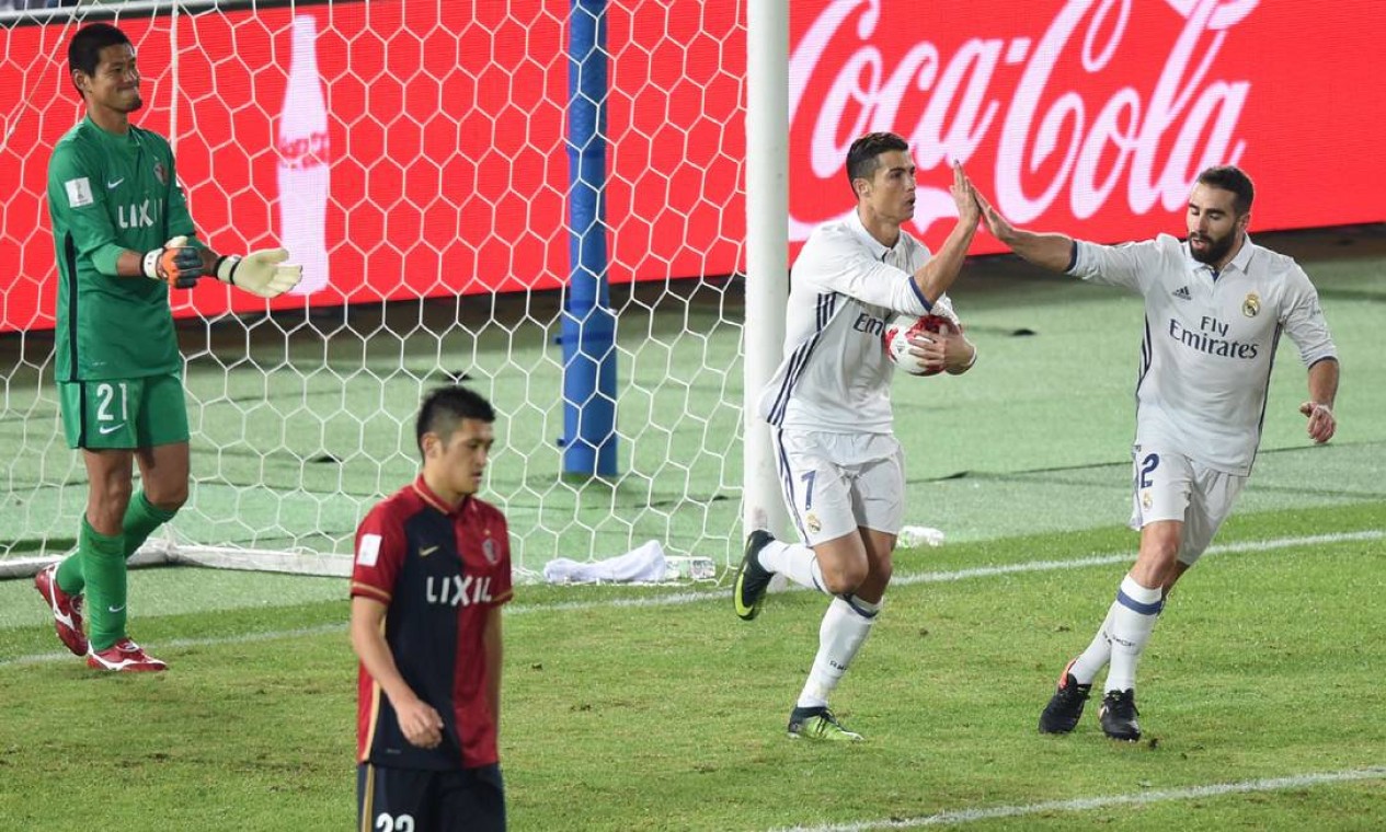 Cristiano Ronaldo pega a bola para levar até o meio: gol do craque português botou o Real Madrid de novo no jogo, ao empatar com o Kashima no tempo normal Foto: TORU YAMANAKA / AFP