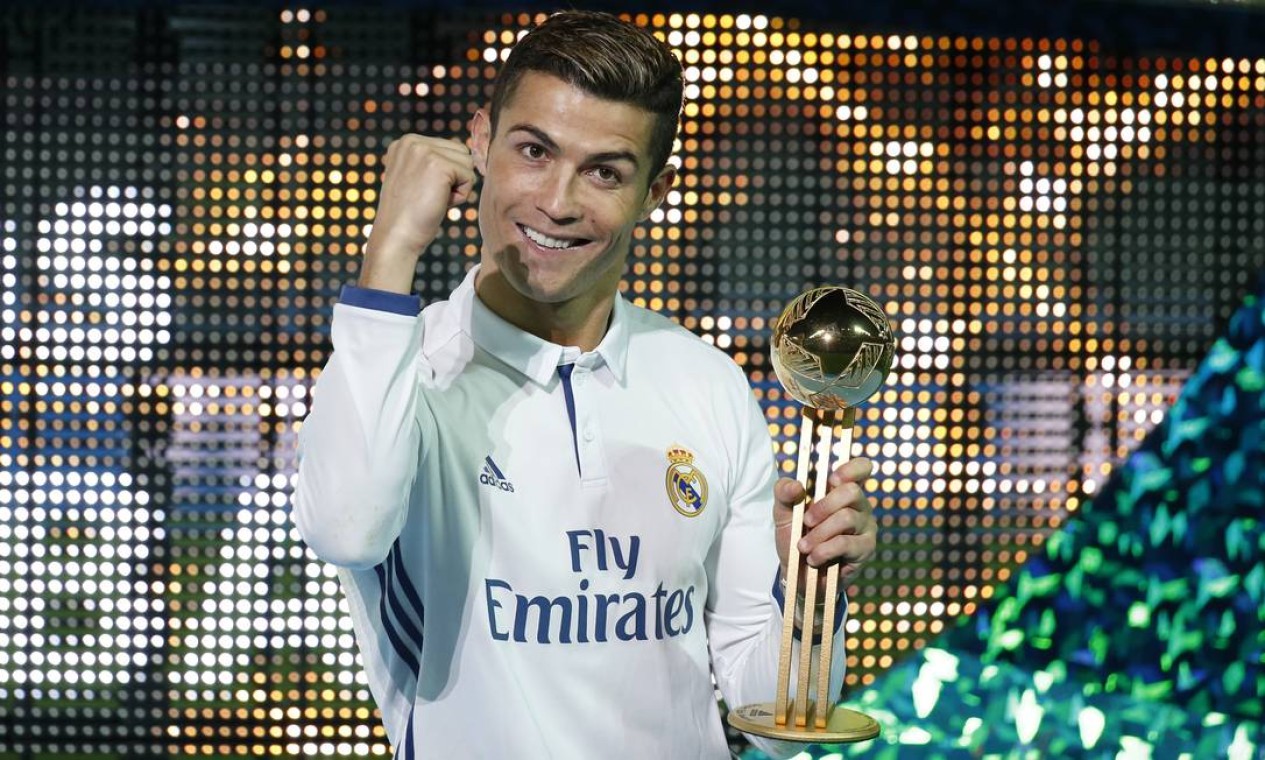 Cristiano Ronaldo comemora o título mundial do Real Madrid e o troféu de melhor jogador da final contra o Kashima Antlers, em Yokohama Foto: Reuters / Kim Kyung-Hoon / REUTERS
