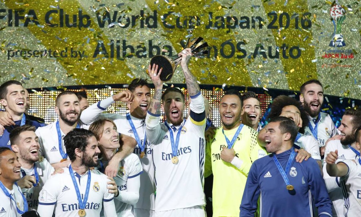 O capitão Sérgio Ramos ergue o troféu de campeão do mundo: Real Madrid conquistou o torneio pela 5ª vez e se tornou o maior ganhador da história Foto: Reuters / Kim Kyung-Hoon / REUTERS