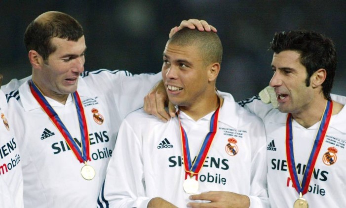 Real Madrid campeão do mundo em 2002, no formato antigo da competição, quando havia apenas o jogo entre os representantes da Europa e da América do Sul. Zidane faz carinho em Ronaldo Fenômeno, abraçado por Figo Foto: Kimimasa Mayama / Reuters