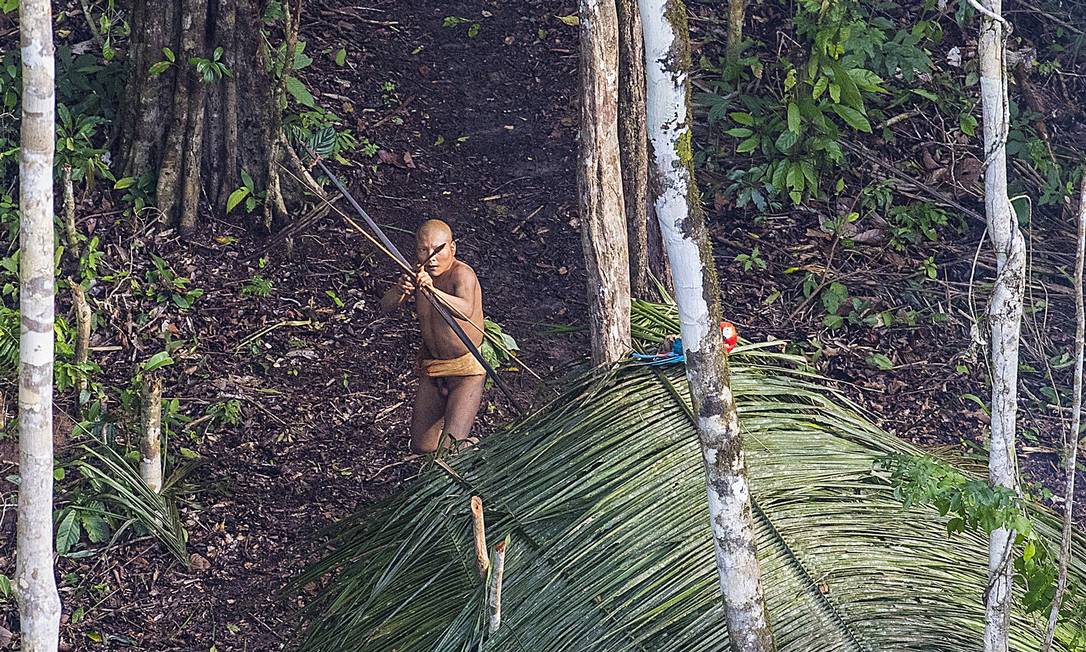 
Índio empunha arco e flecha durante sobrevoo de aeronave sobre a tribo isolada no Acre
Foto:
Ricardo Stuckert
/
Agência O Globo
