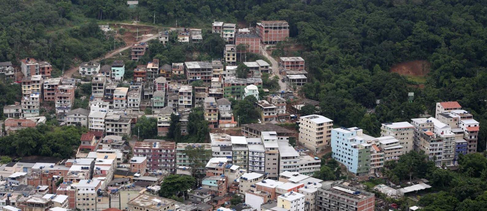 Vista aérea da Favela da Muzema, no Itanhangá, bairro que faz parte da Região Administrativa da Barra da Tijuca: edifícios de até nove andares não param de subir, avançando sobre a região de mata Foto: Custódio Coimbra / Agência O Globo
