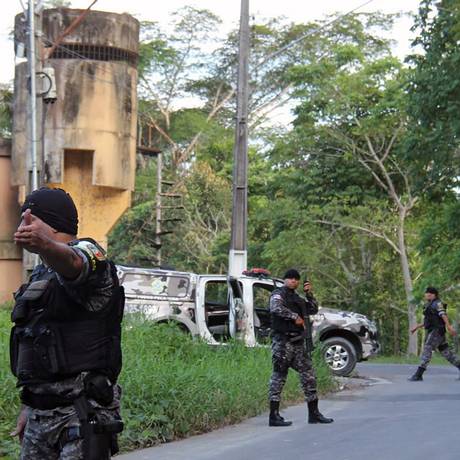 
Policiais militares patrulham os arredores do Complexo Penitenciário Anísio Jobim, onde 60 presos foram mortos
Foto: Marcio silva / AFP