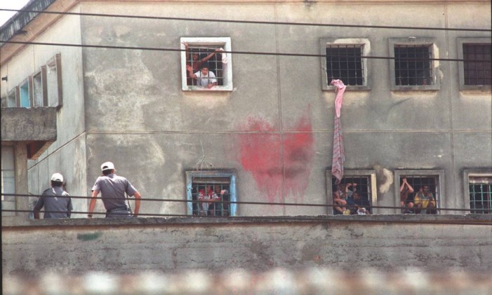 Rebelião na Casa de Detenção de São Paulo, conhecida como Carandiru, em outubro de 1992 Foto: Nellie Solitrenick/Agência O Globo