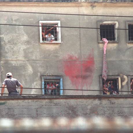 Rebelião na Casa de Detenção de São Paulo, conhecida como Carandiru, em outubro de 1992 Foto: Nellie Solitrenick/Agência O Globo