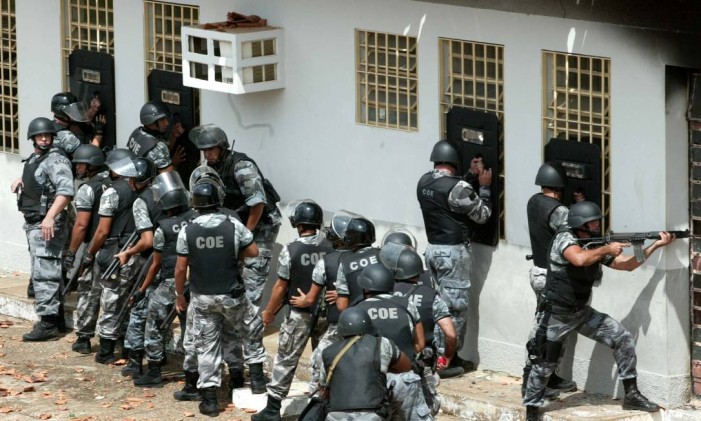 Policiais revistam presos no Presídio Urso Branco, em Porto Velho Foto: Ailton de Freitas/Agência O Globo