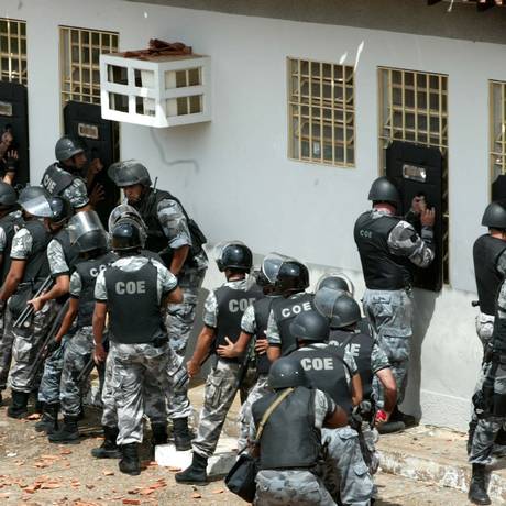 Policiais revistam presos no Presídio Urso Branco, em Porto Velho Foto: Ailton de Freitas/Agência O Globo
