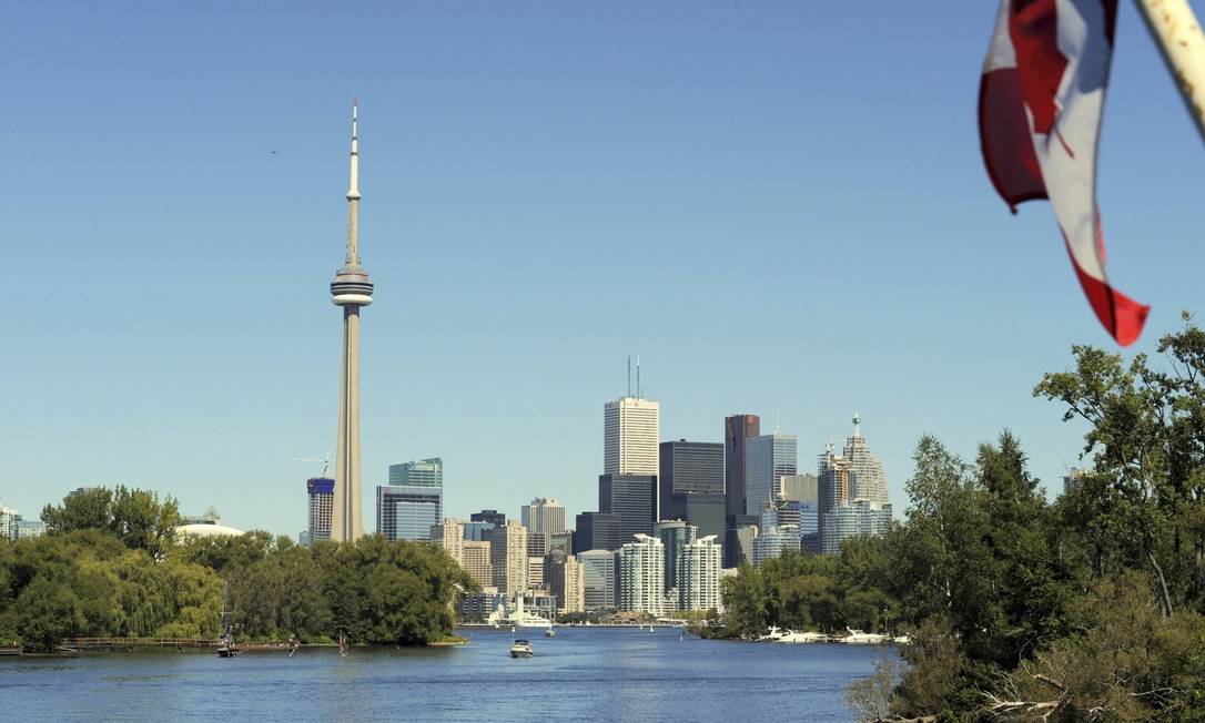 The CN Tower stands out among buildings in Toronto, Canada Photo: Tom Moeres / Toronto Tourism / Publicity