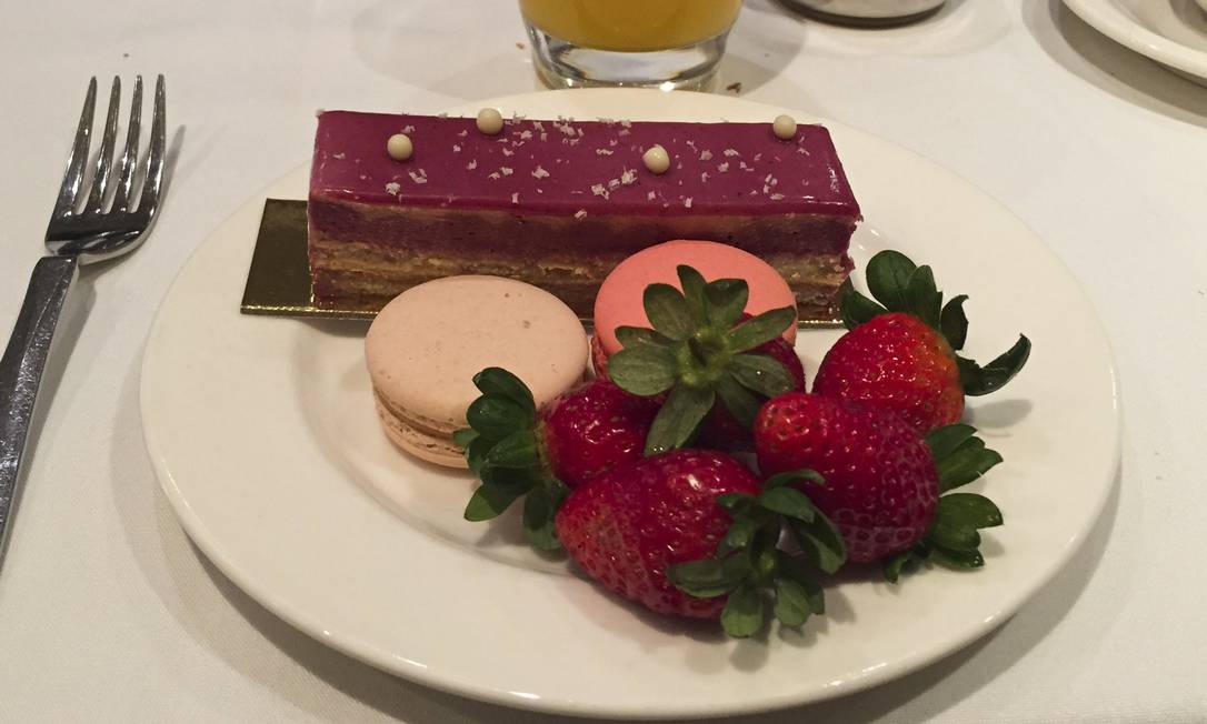 The macaroon, another French heritage, is present at the brunch of the Renoir restaurant, at the Sofitel Montreal Hotel Photo: Martha Beck / O Globo