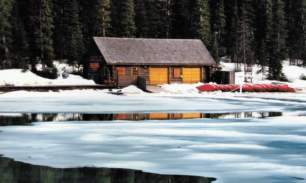 Fora das grandes cidades, a natureza é a principal atração do Canadá, como o Lake Louise, no Parque Nacional de Banff Foto: Léa Cristina / O Globo